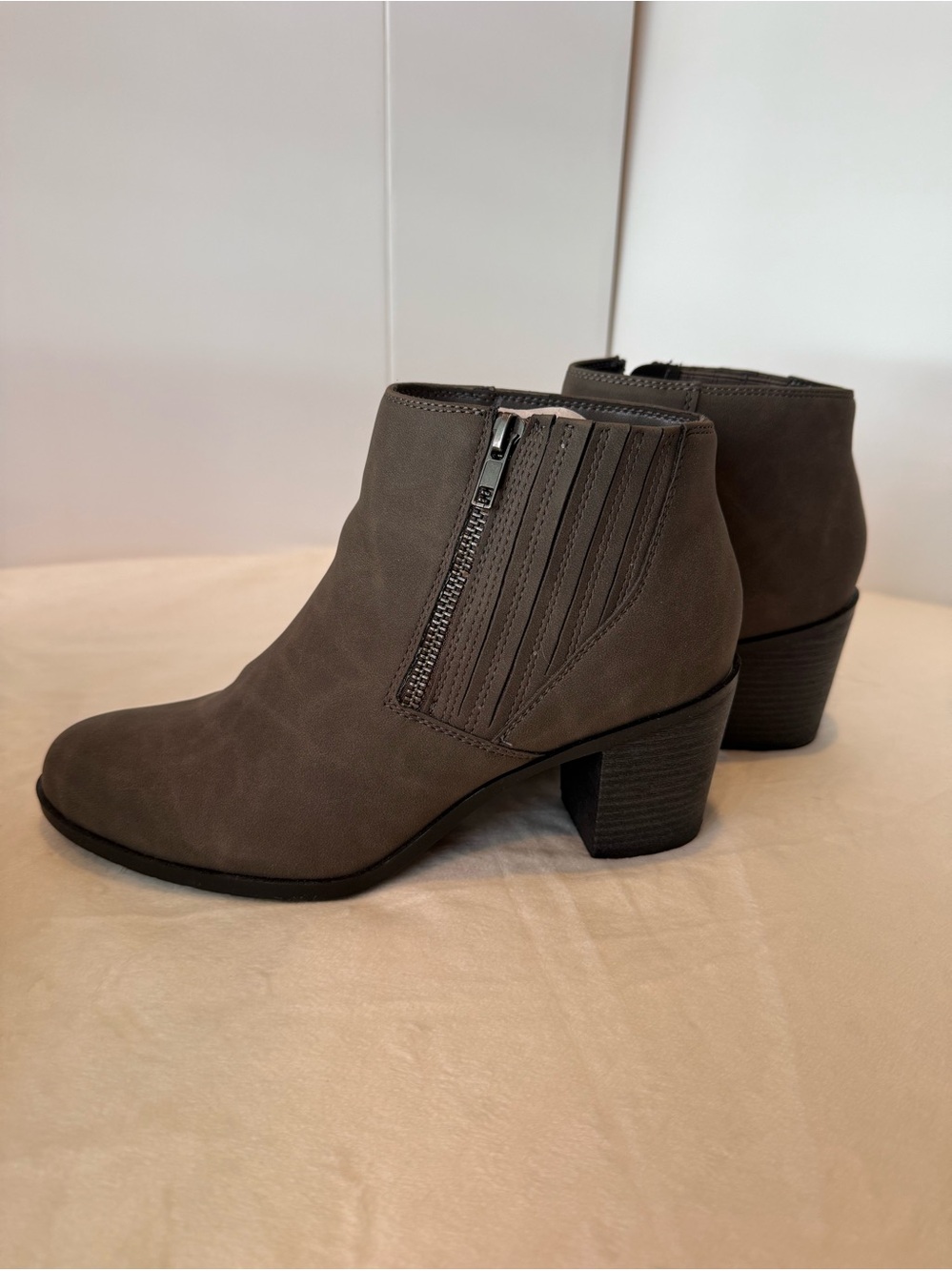 Giani Bernini Ana Ocean Taupe Ankle Boots Block Heel Side Zip Women’s 8.5 - Picture 2 of 7